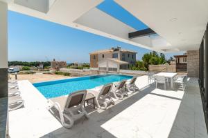 Bazén v ubytování Villa Arsinoe by Ezoria Villas nebo v jeho okolí