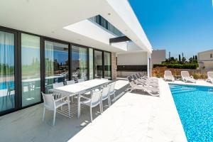 Bazén v ubytování Villa Arsinoe by Ezoria Villas nebo v jeho okolí + 28 fotografií