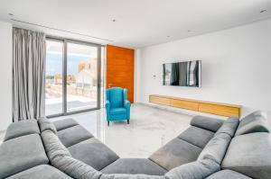 TV a/nebo společenská místnost v ubytování Villa Arsinoe by Ezoria Villas
