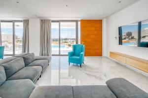 Posezení v ubytování Villa Arsinoe by Ezoria Villas