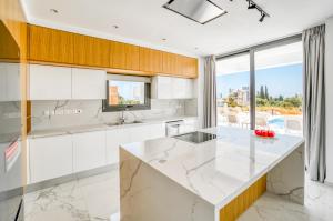 Kuchyň nebo kuchyňský kout v ubytování Villa Arsinoe by Ezoria Villas