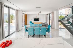 Posezení v ubytování Villa Arsinoe by Ezoria Villas