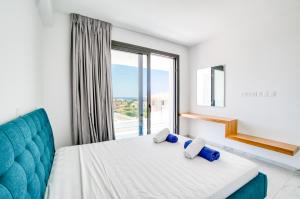 Postel nebo postele na pokoji v ubytování Villa Arsinoe by Ezoria Villas
