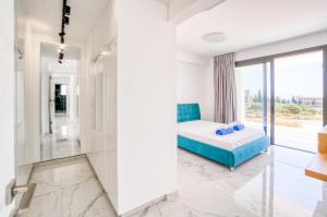 Postel nebo postele na pokoji v ubytování Villa Arsinoe by Ezoria Villas