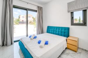 Postel nebo postele na pokoji v ubytování Villa Arsinoe by Ezoria Villas