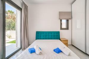 Postel nebo postele na pokoji v ubytování Villa Arsinoe by Ezoria Villas