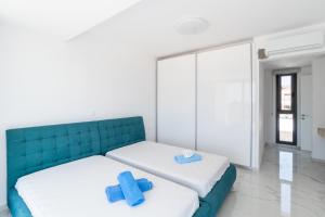 Postel nebo postele na pokoji v ubytování Villa Arsinoe by Ezoria Villas