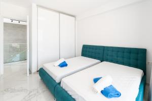 Postel nebo postele na pokoji v ubytování Villa Arsinoe by Ezoria Villas