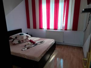 Un pat sau paturi într-o cameră la Apartament Sira