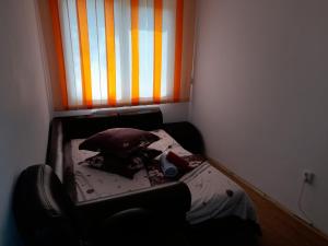 Un pat sau paturi într-o cameră la Apartament Sira