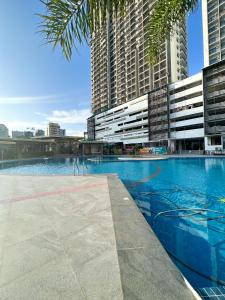 uma piscina em frente a alguns edifícios altos em Grand Residences Cebu ETB - Near IT Park and Ayala Cebu em Cebu