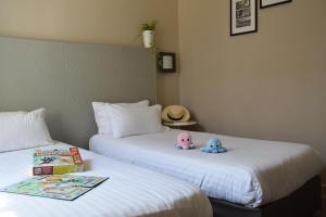 Een bed of bedden in een kamer bij Hôtel Amirauté