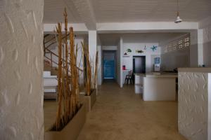 Rincón的住宿－Cabaña CasaMare，走廊上设有楼梯和厨房的房间