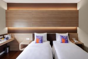 Letto o letti in una camera di FOX Lite Grogol Jakarta