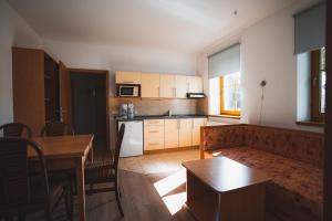 Kuchyňa alebo kuchynka v ubytovaní Apartmány Jurica Boží Dar 84