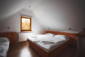 Posteľ alebo postele v izbe v ubytovaní Apartmány Jurica Boží Dar 84