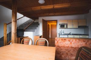 Kuchyňa alebo kuchynka v ubytovaní Apartmány Jurica Boží Dar 84