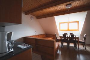 Kuchyňa alebo kuchynka v ubytovaní Apartmány Jurica Boží Dar 84