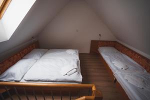 Posteľ alebo postele v izbe v ubytovaní Apartmány Jurica Boží Dar 84