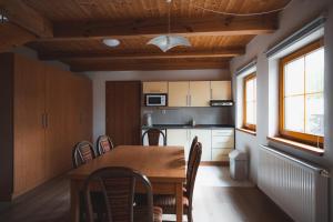 Kuchyňa alebo kuchynka v ubytovaní Apartmány Jurica Boží Dar 84