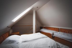 Posteľ alebo postele v izbe v ubytovaní Apartmány Jurica Boží Dar 84