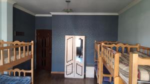 Rúm í herbergi á Arm Hostel