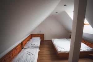 Posteľ alebo postele v izbe v ubytovaní Apartmány Jurica Boží Dar 84