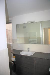 een badkamer met een wastafel en een spiegel bij Casa Cappello in Malè +40 foto's