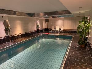 einem großen Pool in einem Gebäude mit in der Unterkunft Akzent Hotel Höltje in Verden