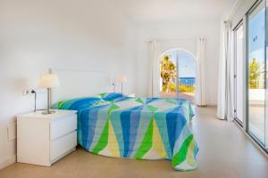 sypialnia z łóżkiem i widokiem na ocean w obiekcie Villa Mar Gran w mieście Cacla D'or