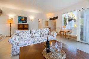 salon z kanapą i kieliszkami do wina na stole w obiekcie Villa Mar Gran w mieście Cacla D'or