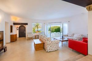 salon z czerwoną kanapą i krzesłami w obiekcie Villa Mar Gran w mieście Cacla D'or