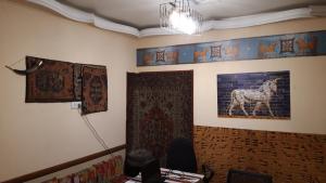 葉瑞文的住宿－阿姆旅館，墙上有一匹马画的房间