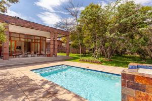 Swimming pool sa o malapit sa Lejwe La Metsi Self-Catering Villa