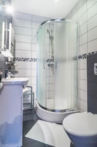 y baño con ducha, aseo y lavamanos. en Willa 4 Pory Roku, en Kazimierz Dolny