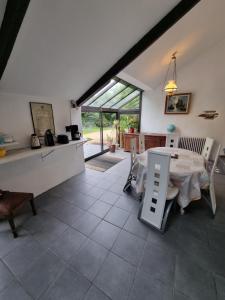 eine Küche und ein Esszimmer mit einem Tisch und Stühlen in der Unterkunft Chambre Matisse - Closeries du Golfe in Theix