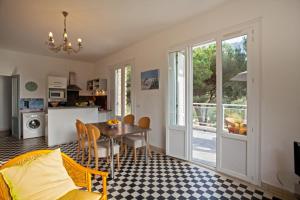 a kitchen and dining room with a table and chairs at Villa Kalliste in Porto Ota