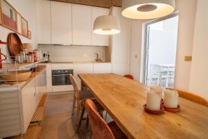 una cucina con tavolo in legno e candele di Tarifa Cozy House - Ocre et Vert - Maison de Plage a Tarifa