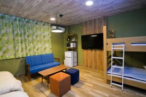 Zimmer mit Sofa und Etagenbett in der Unterkunft 下呂スプリングスホテル in Gero