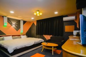una camera d'albergo con letto e scrivania di 下呂スプリングスホテル a Gero