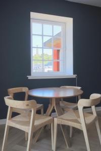 uma mesa e cadeiras num quarto com uma janela em Mid-mile em Edimburgo