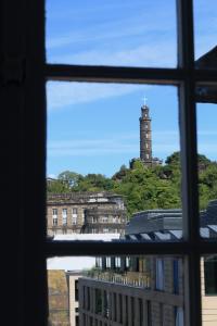 uma vista para um farol a partir de uma janela em Mid-mile em Edimburgo