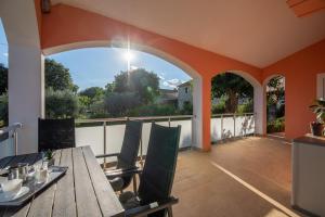 Balkón alebo terasa v ubytovaní Apartment Mariuccia with Private Pool