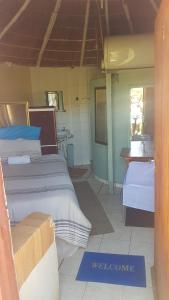 Habitación con 2 camas y baño con lavabo. en Chocks Guest House, en Lejone