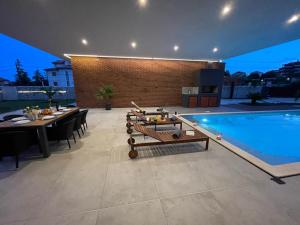 Bazén v ubytovaní Villa Mediterraneo 2 alebo v jeho blízkosti