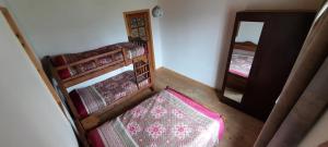 Guest house in Nikortsminda Racha客房内的一张或多张床位