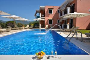 The swimming pool at or close to Xristina