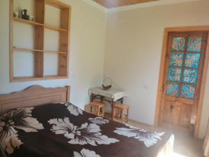 Guest house in Nikortsminda Racha客房内的一张或多张床位