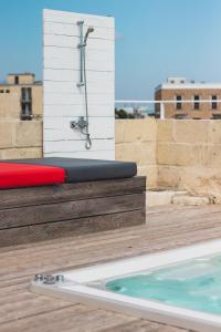 uma banheira de hidromassagem e um chuveiro no telhado em Sui Tetti Luxury Rooms em Lecce