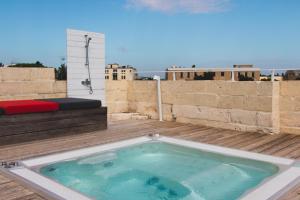 bañera de hidromasaje en la azotea de un edificio en Sui Tetti Luxury Rooms, en Lecce